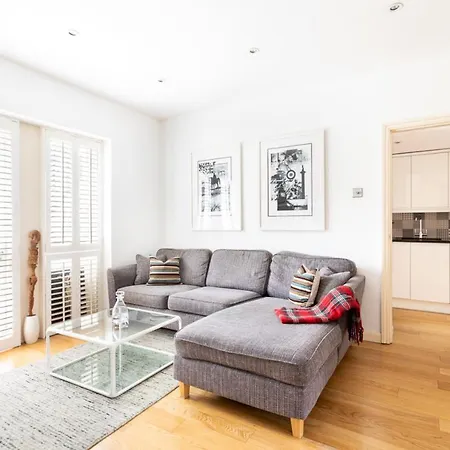 Cosy Oval Apartment